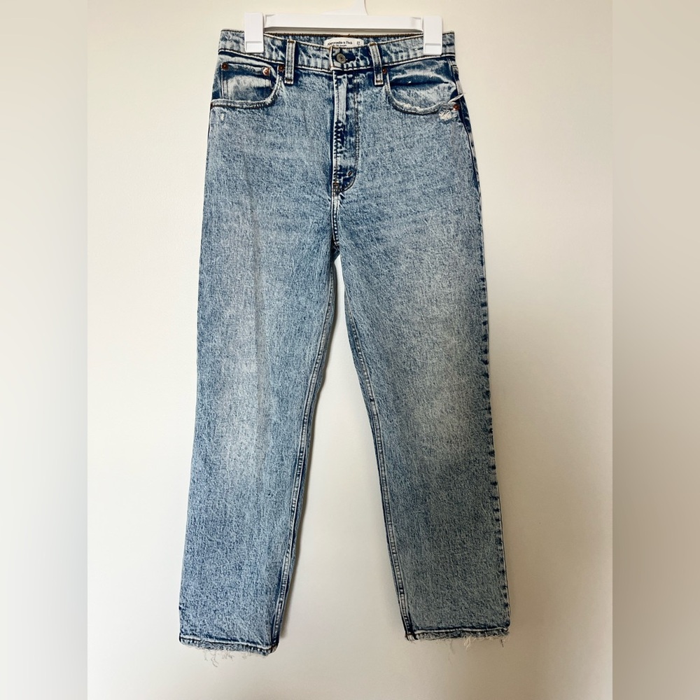 Abercrombie & Fitch The 90sStraight Ultra High Rise Jeans in an acid wash finish - Picture 3 of 11